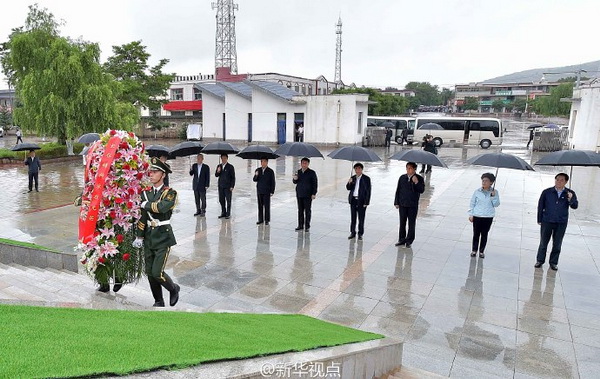 习近平同志献花篮02.jpg